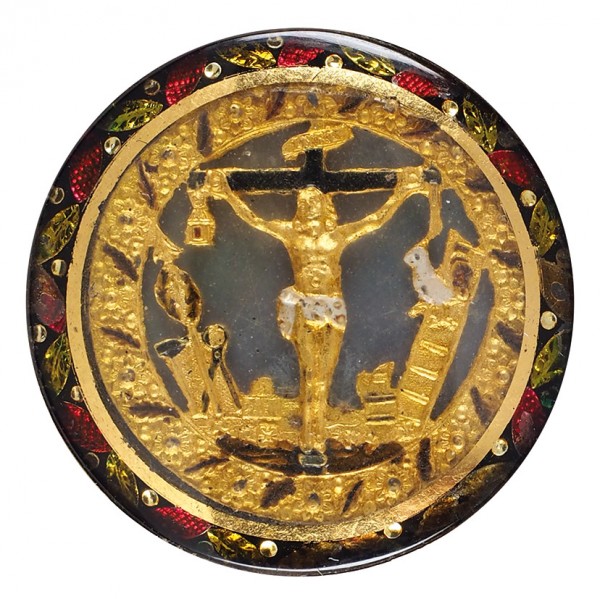 Медальон «Распятие Христово с орудиями Страстей». Конец XVI - начало XVII века. Золото, стекло, эмаль, перламутр, бумага; просечное литье, эмаль по рельефу, цветная фольга. Диаметр 2,5 см.