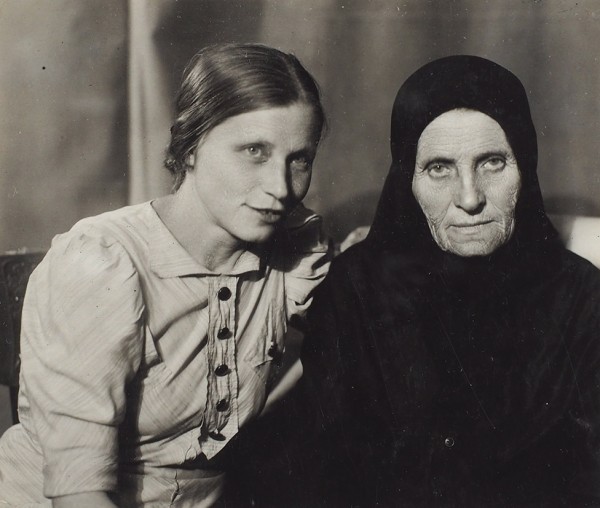Фотография матери С. Есенина и его сестры Екатерины. [1920-е гг.].