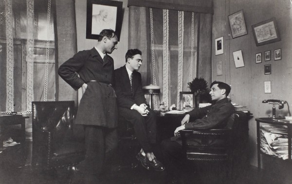 Фотография писателя Михаила Зощенко в интерьере рабочего кабинета. 1926 г. (?).