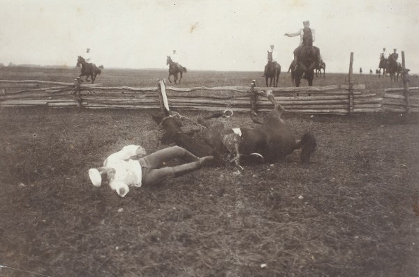 Падение с лошади на кавалерийских учениях. Фотография. 1910-е гг.