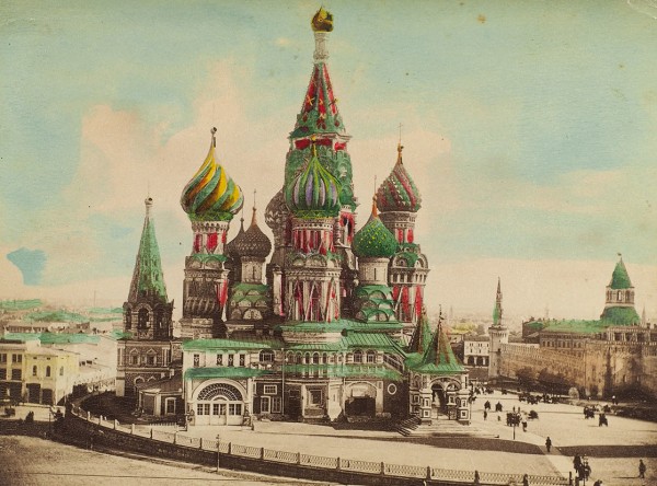 Раскрашенная фотография Красной площади и собора Василия Блаженного. Конец XIX века.
