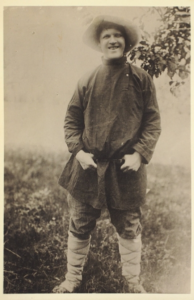 Две фотографии молодого Ф.И. Шаляпина: в крестьянской одежде и в костюме богомолки-нищенки. Б.м., б.г. [1900-е гг.; отпечаток 1930-х гг.].