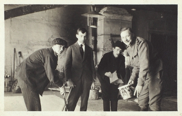 Уникальная фотография: Н. Гончарова, Л. Жегин (Шехтель), С. Байдин и М. Ларионов. [1915].