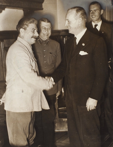 Оригинальная фотография: Сталин и Риббентроп при подписании пакта о ненападении в Кремле 23 августа 1939. М.: The Daily Telegraph, 1939.