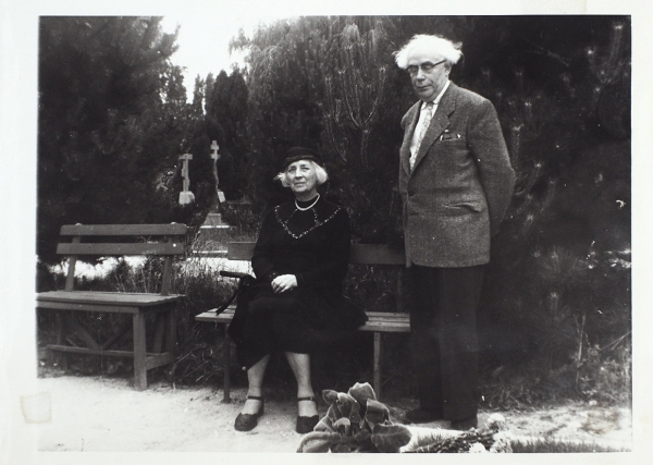 Фотография Льва Никулина с Верой Буниной на кладбище Сен-Женевьев де Буа. 1960.