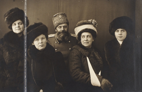 Лот из 10-ти фотографий генерала С.С. Саввича. [1900-1910-е гг.].