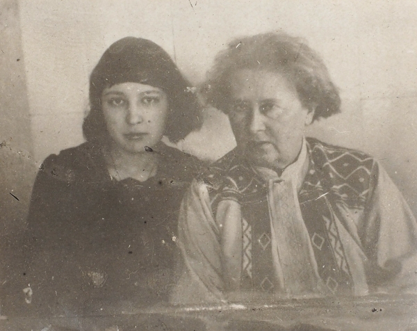 Фотография Марины Цветаевой и матери Макса Волошина - Елены Оттобальдовны Волошиной. [Коктебель, 1911].