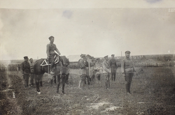 Фотография: атаман Уссурийского казачьего войска И.П. Калмыков (на лошади) и генерал М.К. Дитерихс (в центре группы). [1919].
