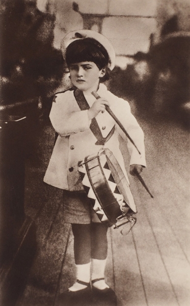 62 открытки с портретами царской семьи. Большей частью из серии «Ste [Sainte] Russie». Париж: Bogdanova, 1920-1930-е гг.