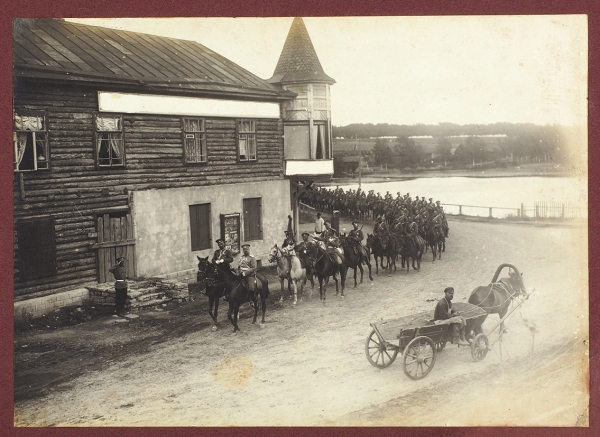 Роскошный альбом фотографий полковых смотров в высочайшем присутствии в лагере под Красным Селом. 1911.