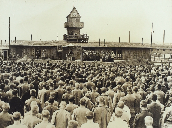 Подборка 12 фотографий из лагеря для русских военнопленных в Германии. [Б.м., 1920-30-е гг. (?)].