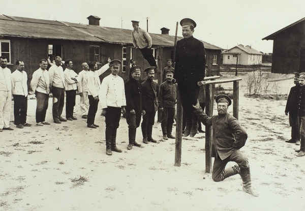 Подборка 12 фотографий из лагеря для русских военнопленных в Германии. [Б.м., 1920-30-е гг. (?)].