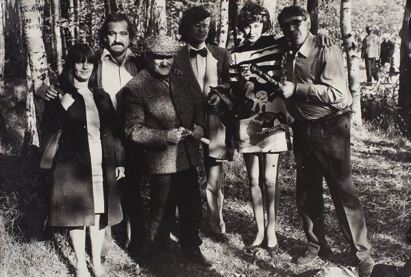 17 фотографий с выставки художников-нонконформистов в Измайлове. М., 1974.
