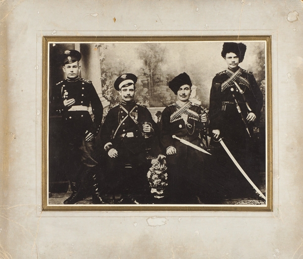 Фотография молодого Семена Будённого с группой казаков. Нач. ХХ в.