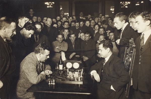 1. Фотография с Международного шахматного турнира в Москве: партия Капабланка — Боголюбов. 1925.