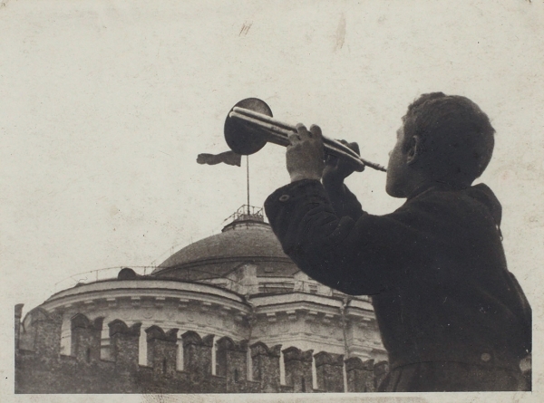 Фотография в стиле А. Родченко: Юный трубач на фоне Кремля. [1930-e гг.].