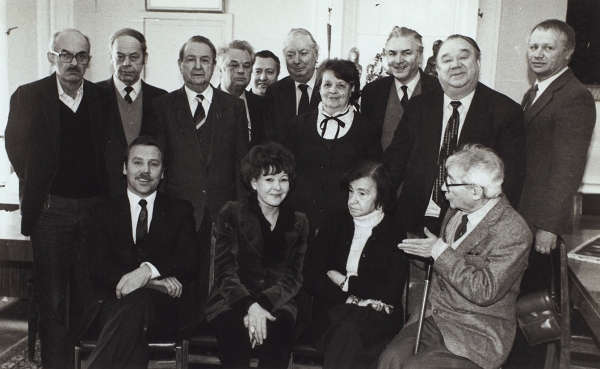 Фотография Б. Окуджавы и Б. Ахмадулиной в окружении писателей / фот. М.Н. Пазий. [1980-е гг.].