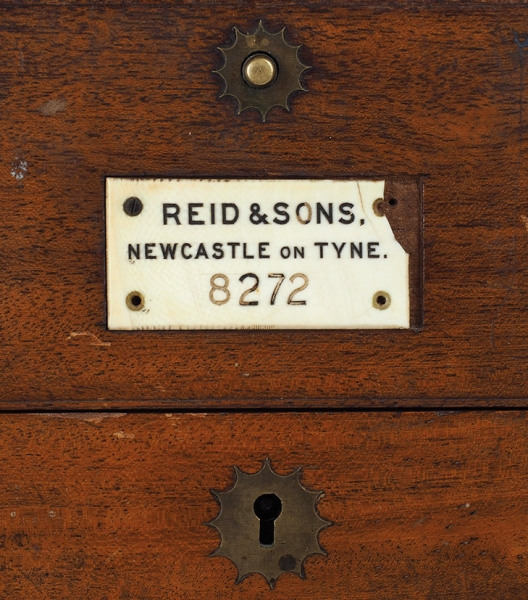 [«Напрасно нас бури пугали, вам скажет любой моряк...»] Морской хронометр с секундомером работы британской фирмы «Reid & sons». [Ньюкасл-апон-Тайн, последняя четверь XIX в.].