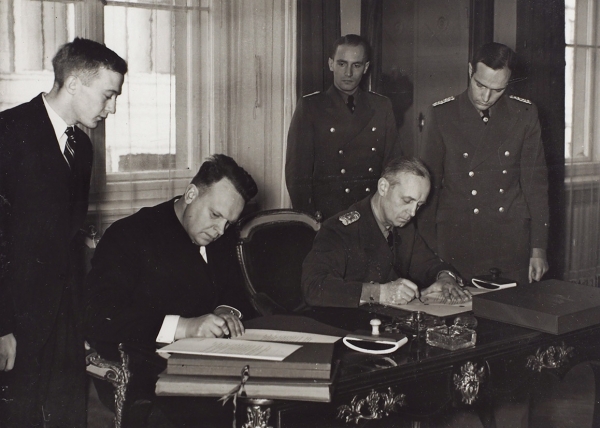 [Пакт. Действующие лица и исполнители от личного фотографа Гитлера] Подборка из 6-ти фотографий, связанных с пактом Молотова — Риббентропа.
