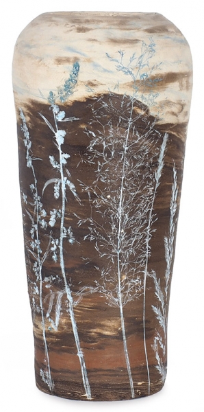 Богатырь Мария. Ваза «Горы и травы». 2018. Керамика, испанская глина, ангобы, глазури. Высота 21,5 см.