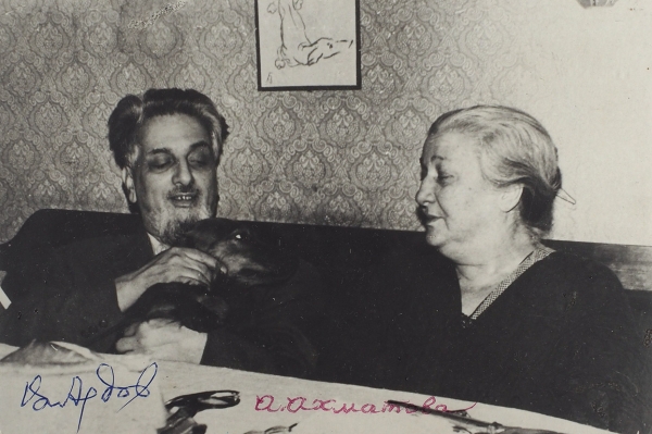 Автографы Ардова и Ахматовой (?) на трех фотографиях. М., [1950-1960-е гг.].