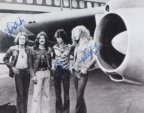 Фотография «Музыканты группы „Led Zeppelin“ позируют на фоне своего авиалайнера „The Starship“». [1973].