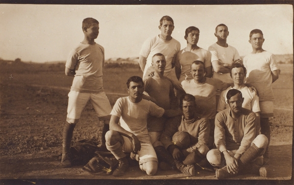 Фотооткрытка «Футбольная команда „галлиполийцев“». [Б.м., 1920-е гг.].