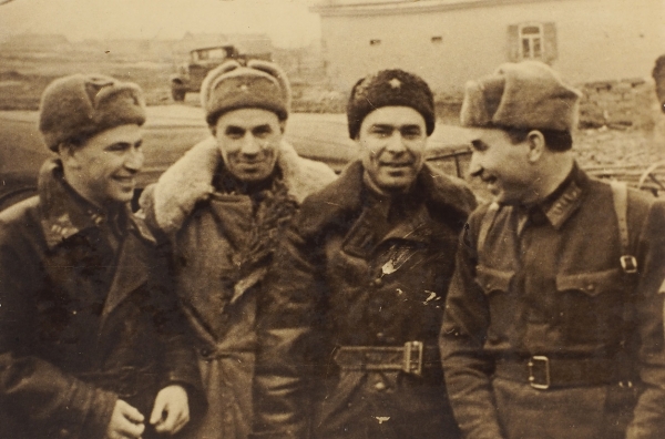 Фронтовая фотография Леонида Брежнева. 4-й Украинский фронт, [1943].