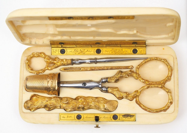 Швейный набор в футляре слоновой кости. Франция, фирма «Louis Aucoc». Вторая половина XIX века. Золото 750 пробы, слоновая кость, сталь. Размер 11,5x5,8x1 см.