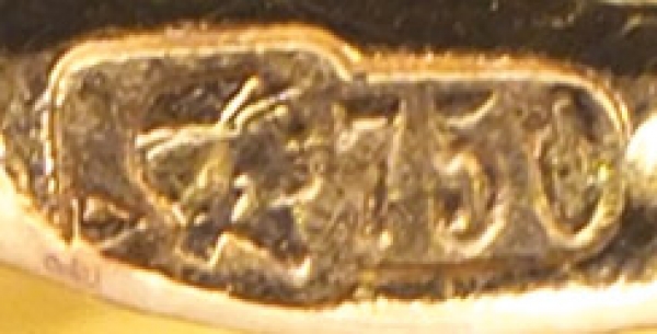 Швейный набор в футляре слоновой кости. Франция, фирма «Louis Aucoc». Вторая половина XIX века. Золото 750 пробы, слоновая кость, сталь. Размер 11,5x5,8x1 см.