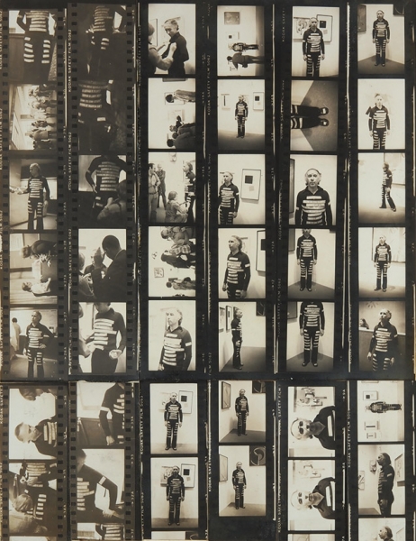 [За 34 года жизни в США у Бахчаняна не было ни одной персональной выставки] Бахчанян, В. [30 выставок за один день]. Коллаж из 43 фотографий. Нью-Йорк, 1977.