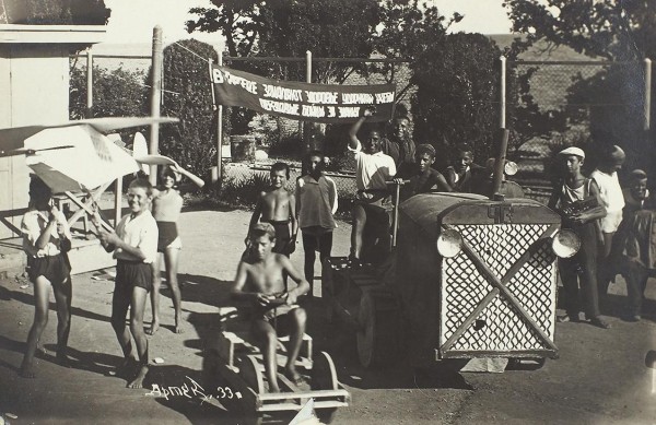 Восемь фотографий пионеров, отдыхающих в «Артеке». [Гурзуф], 1933.