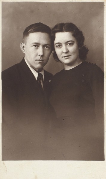 Автограф А. Солженицына на фотографии с первой женой Н. Решетовской. 1941.